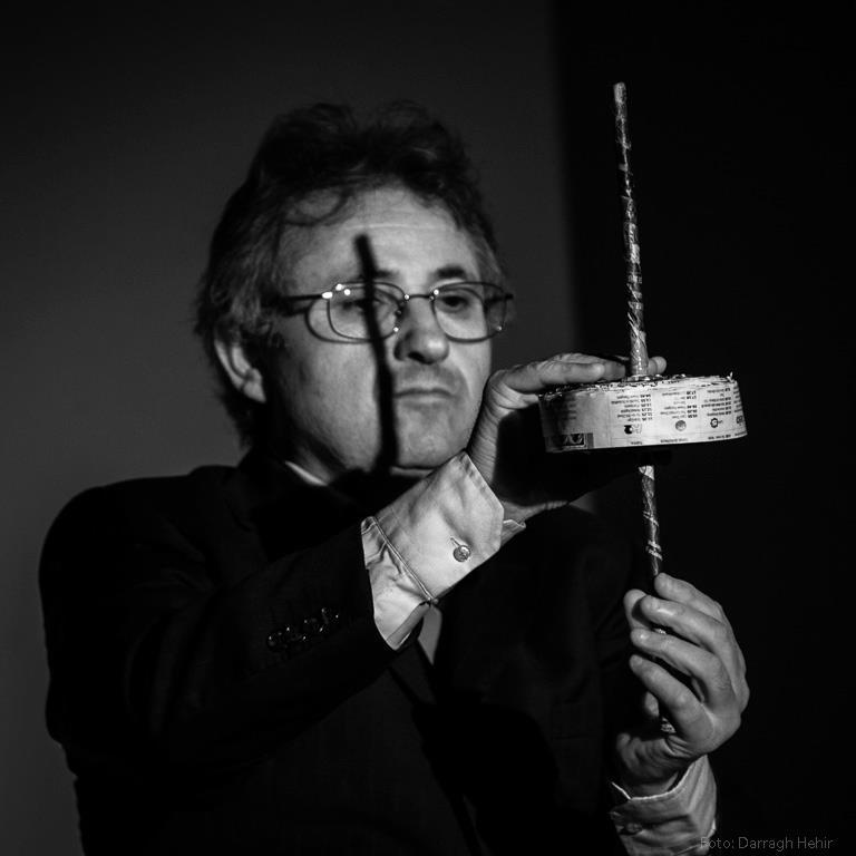 L'uoMo CaRTa NeLL'oPeRa CHe NoN C'è (Performance di Enzo Correnti) L'uoMo CaRTa NeLL'oPeRa CHe NoN C'è (Performance di Enzo Correnti)