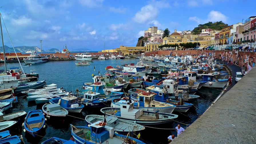 Scorcio d’altro surrealismo borbonico: il porto