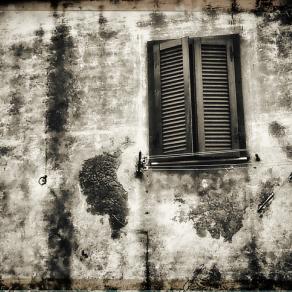 E dal suo mondo continuò ad osservare le anime del cortile 