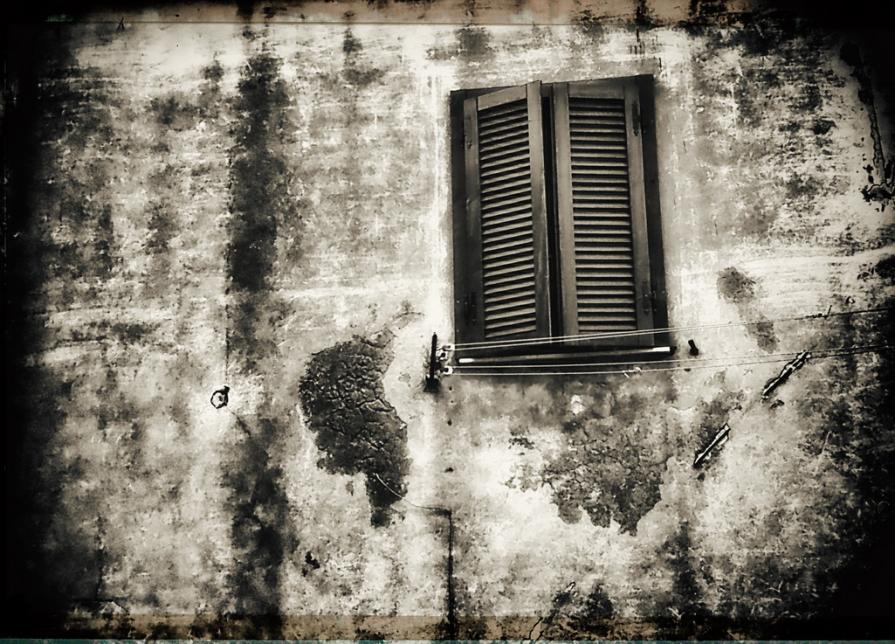 E dal suo mondo continuò ad osservare le anime del cortile 