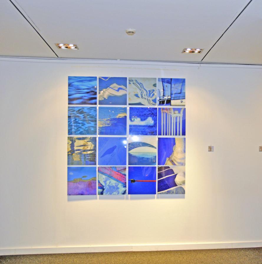 Astrattismo Parallelo x 16 Blu (allestimento)