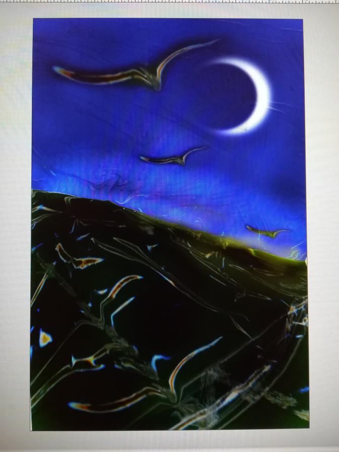 Al di là della collina la città dorme. 