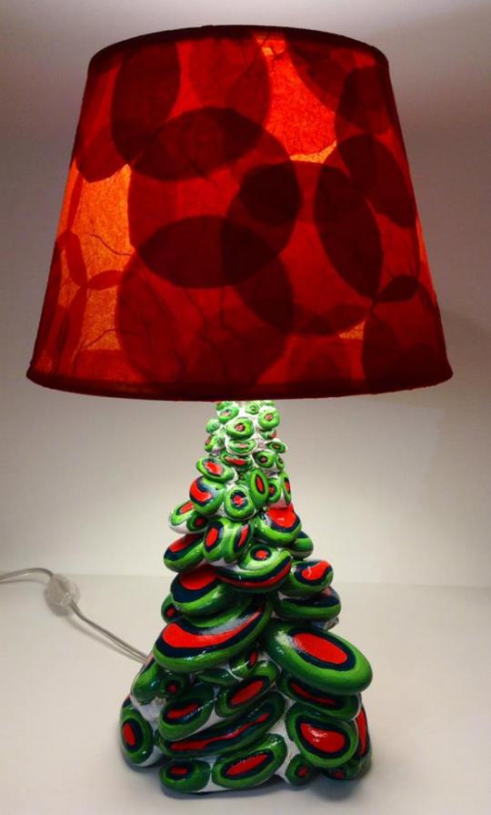 Victor V, 2014, cm 15x10x 38, diametro paralume cm 15/21, acrilico e smalto su sassi, lampada da tavolo, pezzo unico, collezione privata.