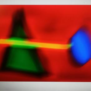 Giocare col colore lui vibra in un equilibrio instabile.