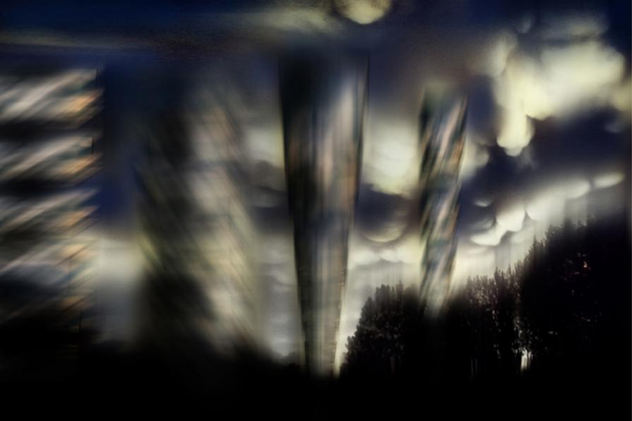 il peggior difetto di una persona,l'essere capace di non provare emozioni alla luce del tramonto sulle nostre teste sopra le nostre citta'.