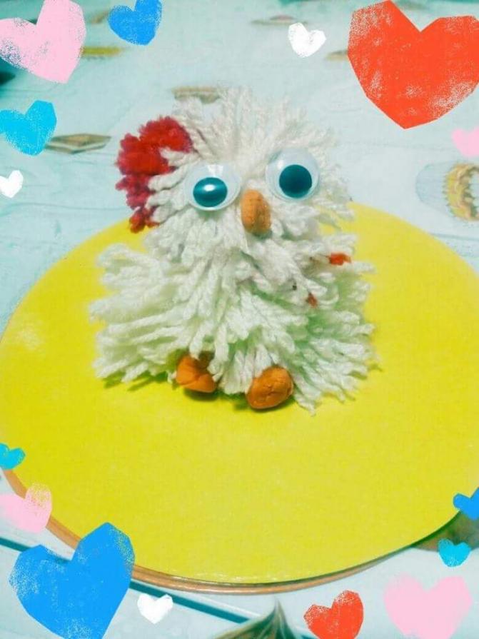 Non poteva mancare Giallina ..il pulcino fatto tutto da me creato con le mie mani con I pom pon !!!! :))))