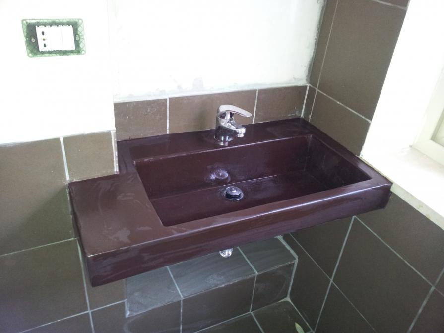 Lavabo in legno e camento resinato