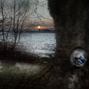 madre natura cala durante il tramonto e rinasce   il giorno dopo in un alba nuova.