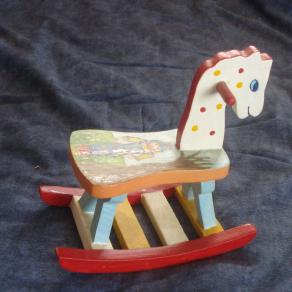 Decoro a smalti su Cavallino legno