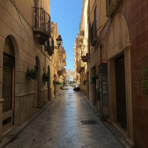 FAMOUS AND YOUNG FAMOUS AND YOUNG