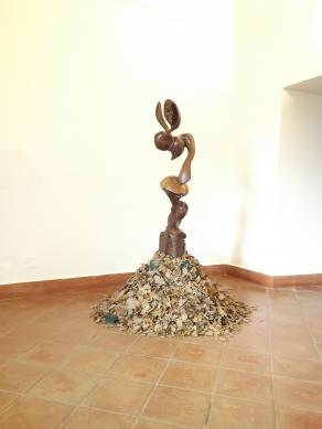 donna su montagna di foglie