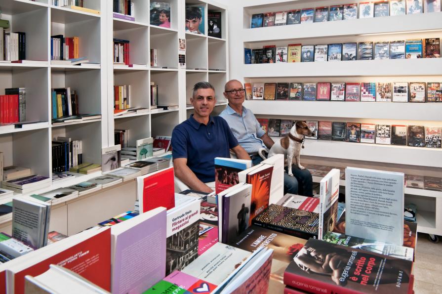 Raffaele e Luca insieme da 23 anni convivono e gestiscono la Libreria LGBTQI Igor, insieme al piccolo Igor