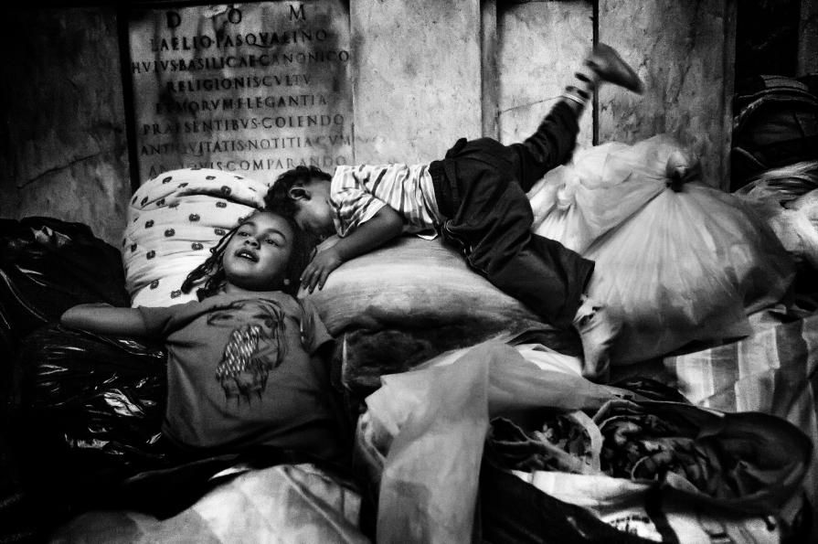 Maura e Ethan giocano nella basilica di santa Maria Maggiore dove insieme alla famiglia rimarranno una ventina di giorni