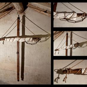 una vela ammainata alla fonda del porto...