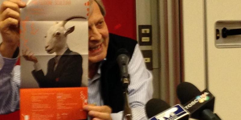 Vittorio Sgarbi shows the sculpture that is a symbol of exhibition on italian contemporary art - by Dario Zone