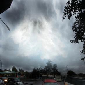 in viale piave alzo gli occhi al cielo e che vedo ..una bomba d'acqua.