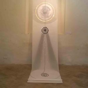 From canvas to women- wires all'installazione-