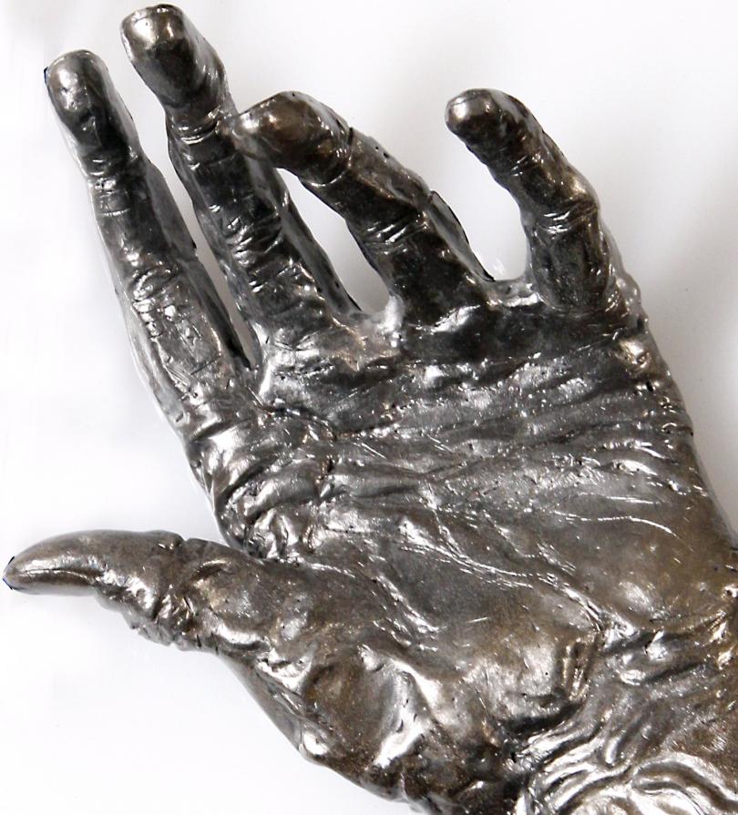 mano tesa all'universo