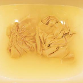 Bucato a mano giallo