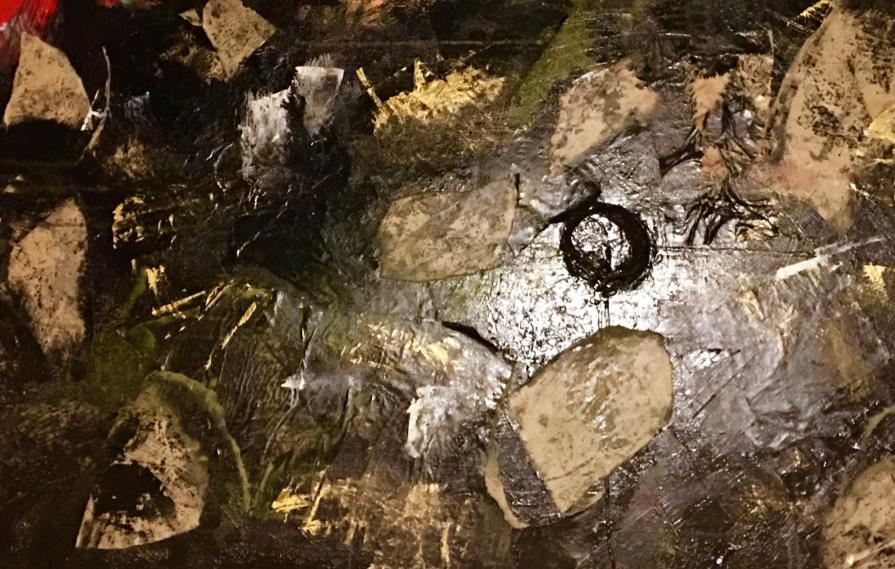 Gatto d'oro che fa colazione