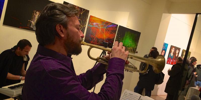 Solo exhibition of Australian artist Regina Noakes with live music Jazz