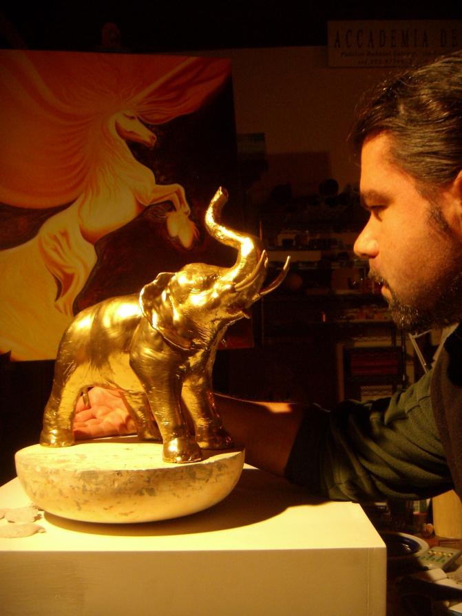 Scultura "Doro l'Elefante" argilla dorata