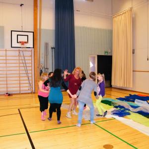 “LA SIRENA. ARTE-LA MIA SECONDA PELLE” PERFORMANCE ROSA DIDONNA PRESSO LA SCUOLA HÖNTTÄMÄEN, OULU, FINLANDIA