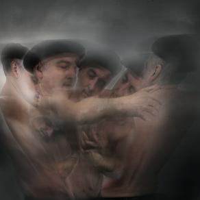 in un giro di valzer danza mauro abbracciati.