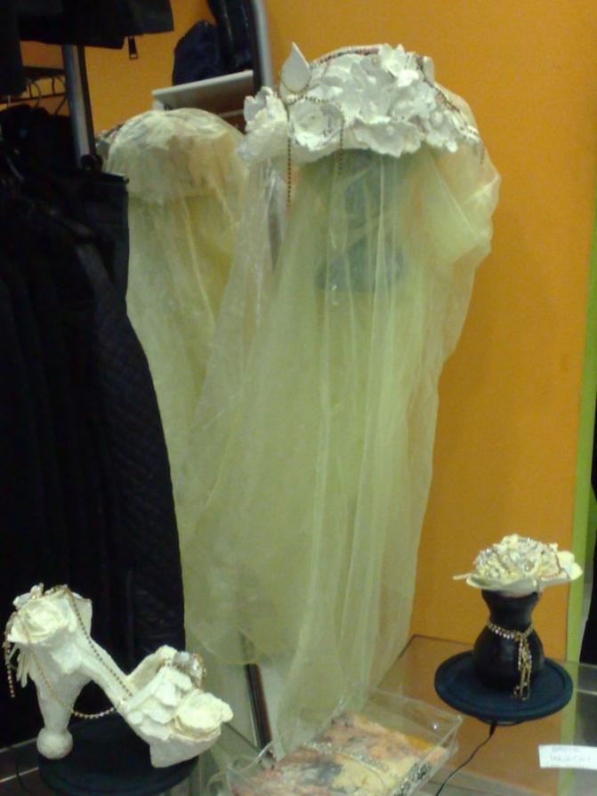 La materia prende forma e teoria del metamorfismo cromatico (istallazione delle forme)