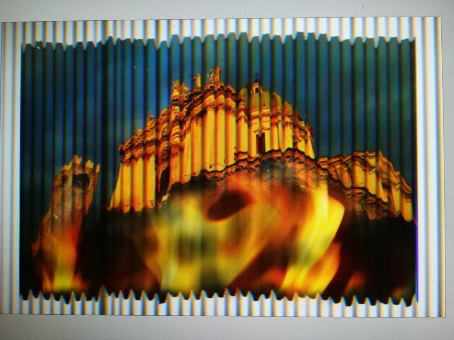 Brucia la casa dei signori. Non del Signore. 