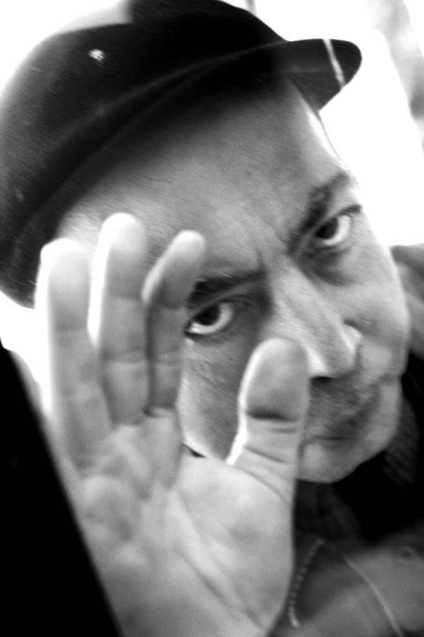 tu tutte le mattine passavi di fronte alle mie vetrine ed io giocavo con te.