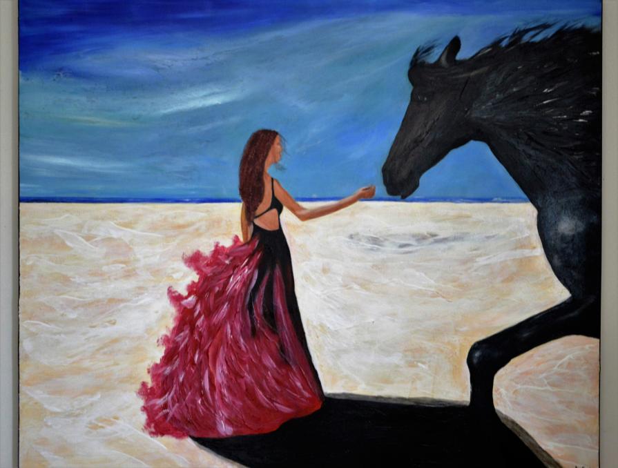 Ragazza con cavallo su spiaggia bianca