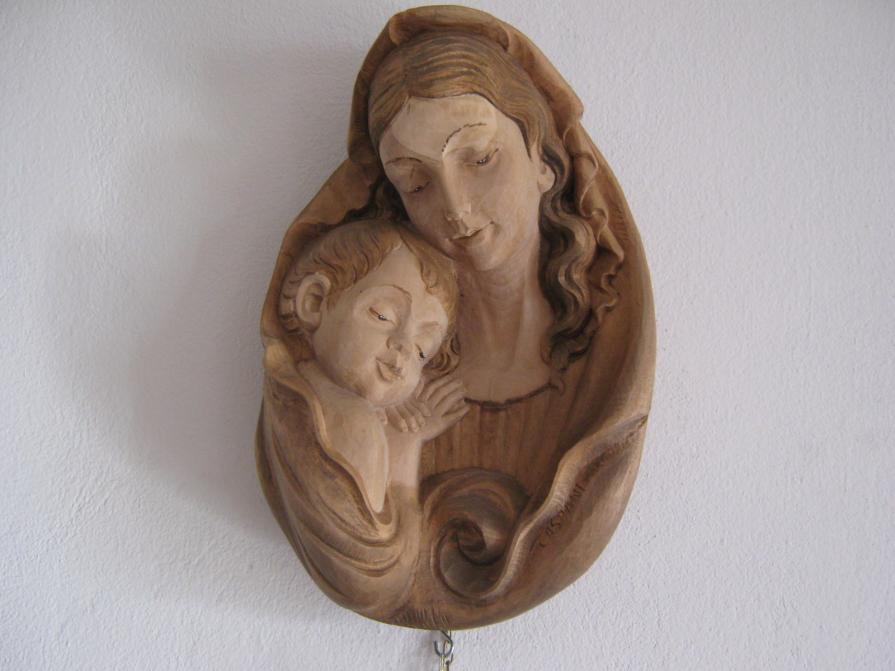 Maternità - ovale in altorilievo