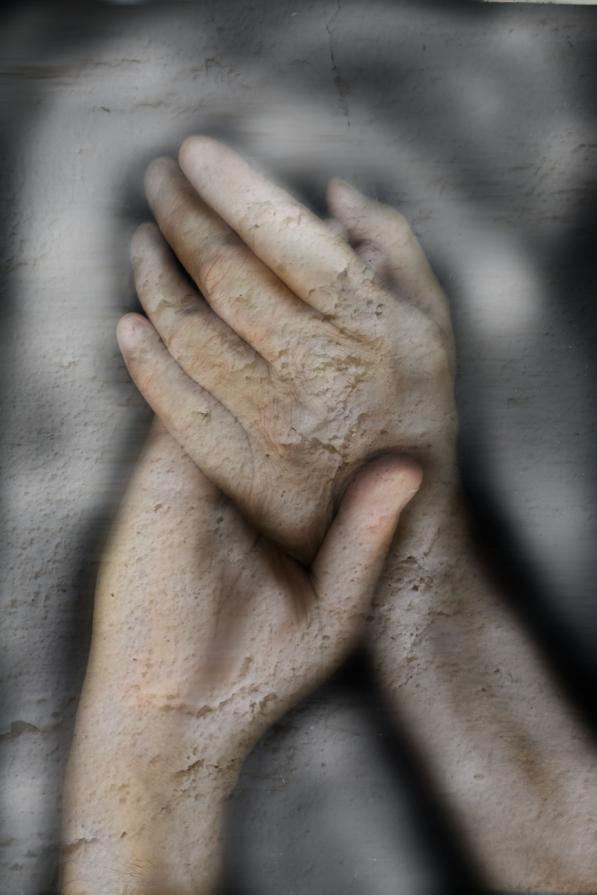 amare senza condizioni è un dono per pochi,basta solo un contatto corporeo.