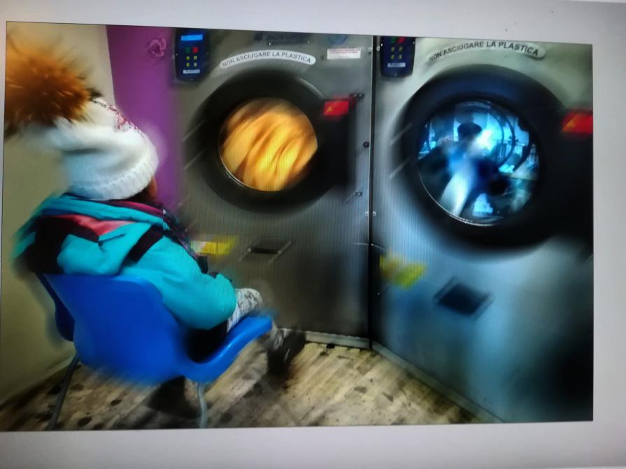 Confusione di elettrodomestici. Ironia di maurino.