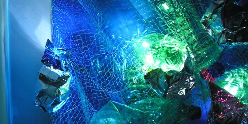 CLICKING THE TERRITORY: WINDOWS OF LIGHTS AND DARKNESS