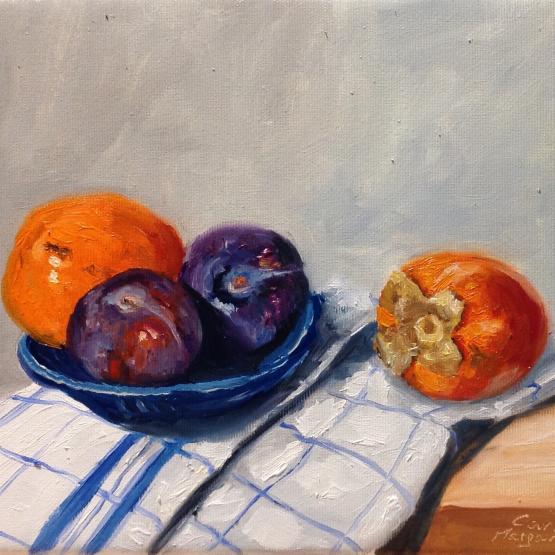 Pflaumen und Kaki in blauer Schale. (Sold)