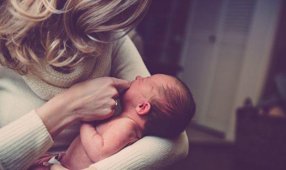 Capezzoli non uccidere. Allora, perché sono immagini violente OK, ma l'allattamento non è?