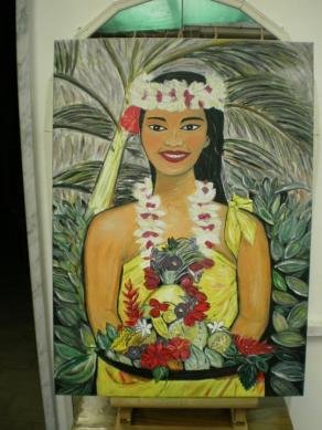 Polinesiana con vassoio di frutta e fiori