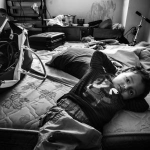 Ethan gioca con la macchina fotografica nella nuova sistemazione della famiglia di Luca