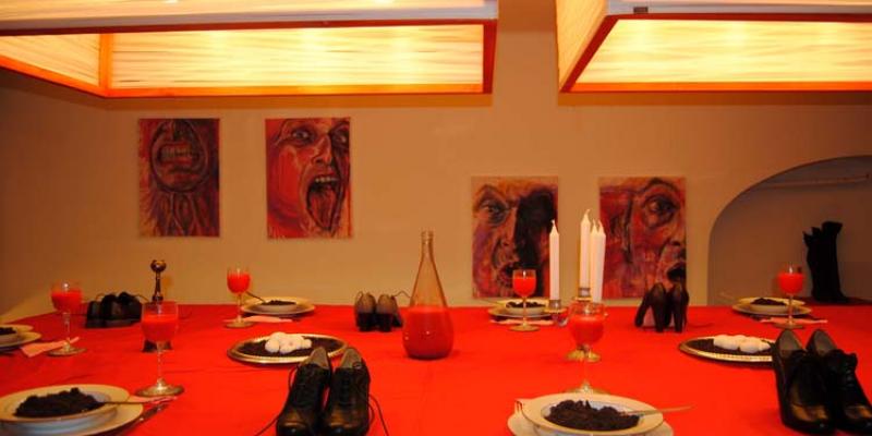 I NOSTRI COMMENSALI MANGIANO TERRA E BEVONO SANGUE I NOSTRI COMMENSALI MANGIANO TERRA E BEVONO SANGUE