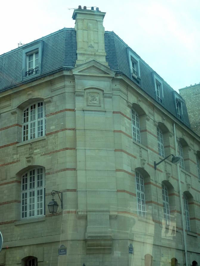 Liberté, égalité fraternité au coin d'une rue...