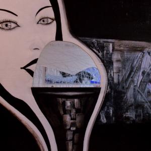 Donna con gelato di specchio, foto da altra angolatura Donna con gelato di specchio, foto da altra angolatura