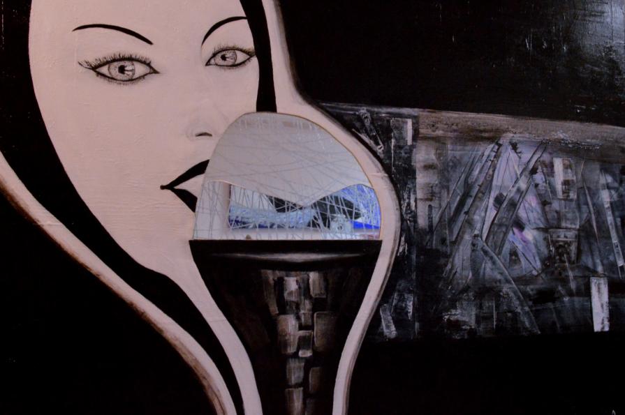 Donna con gelato di specchio, foto da altra angolatura