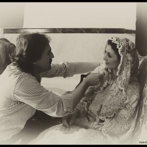 Augusto De Luca prepara Carla Fracci per un ritratto fotografico. (54)