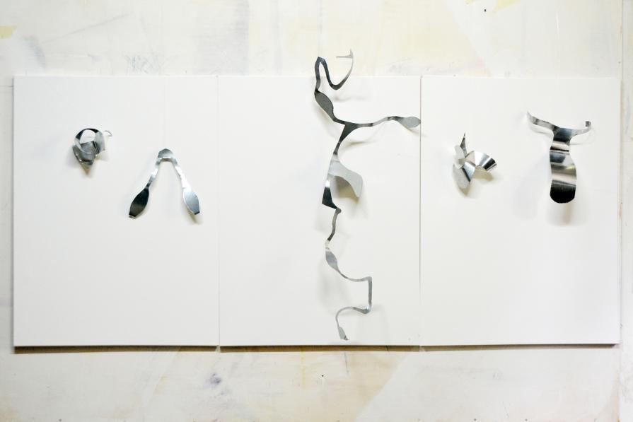 5 estranei  strumenti di anatomia _ 3 telai bianchi cm80x60, 5 sculture in lamiera ,  ombra