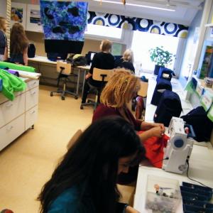 “LA SIRENA. ARTE-LA MIA SECONDA PELLE” PERFORMANCE ROSA DIDONNA PRESSO LA SCUOLA HÖNTTÄMÄEN, OULU, FINLANDIA