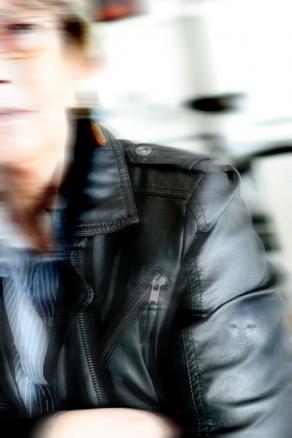 lui è li che ti guarda...caterina ....