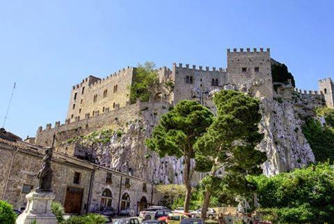 Cuore di donna: Il suo ruolo nella società Cuore di donna: Il suo ruolo nella società